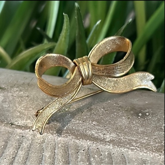 Vintage Jewelry - 📌8/$16 Elegant Gold Bow Brooch dainty